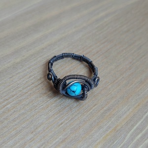 Vörösréz drót gyűrű türkiz ásvány kővel - ékszer - gyűrű - fonódó gyűrű - Meska.hu