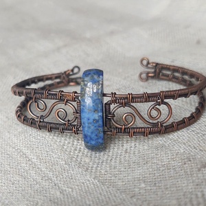 Merev vörösréz karkötő lápis lazuli ásvány kővel - ékszer - karkötő - karperec - Meska.hu