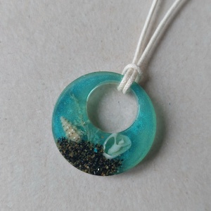 Tengerpart műgyanta nyaklánc - ékszer - nyaklánc - medálos nyaklánc - Meska.hu