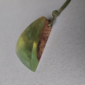 Halványzöld műgyanta nyaklánc olajfával - ékszer - nyaklánc - medálos nyaklánc - Meska.hu