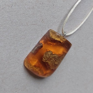 Narancssárga műgyanta nyaklánc toboz darabokkal - ékszer - nyaklánc - medálos nyaklánc - Meska.hu