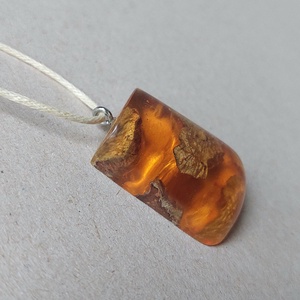 Narancssárga műgyanta nyaklánc toboz darabokkal, Ékszer, Nyaklánc, Medálos nyaklánc, Ékszerkészítés, MESKA