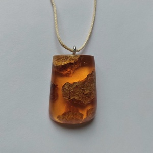 Narancssárga műgyanta nyaklánc toboz darabokkal - ékszer - nyaklánc - medálos nyaklánc - Meska.hu