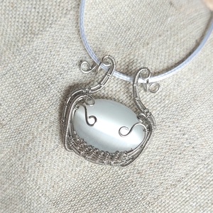 Fehér macskaszemes acél nyaklánc, Ékszer, Nyaklánc, Medálos nyaklánc, Ékszerkészítés, MESKA