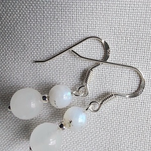 Sterling ezüst fülbevaló holdkő és hókvarc ásványokkal - esküvő - ékszer - fülbevaló - Meska.hu