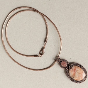 Vörösréz nyaklánc napkővel és eper kvarccal - ékszer - nyaklánc - medálos nyaklánc - Meska.hu