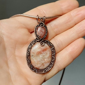 Vörösréz nyaklánc napkővel és eper kvarccal - ékszer - nyaklánc - medálos nyaklánc - Meska.hu