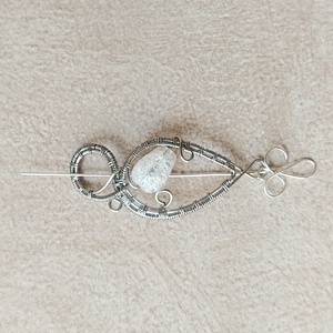 Acél bross roppantott hegyikristály ásvánnyal - ékszer - kitűző és bross - Meska.hu