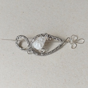 Acél bross roppantott hegyikristály ásvánnyal - ékszer - kitűző és bross - Meska.hu