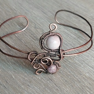 Vörösréz karkötő lepidolit és kunzit ásvány kövekkel - ékszer - karkötő - karperec - Meska.hu