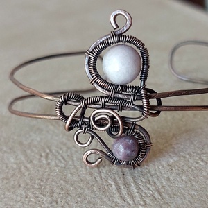 Vörösréz karkötő lepidolit és kunzit ásvány kövekkel - ékszer - karkötő - karperec - Meska.hu