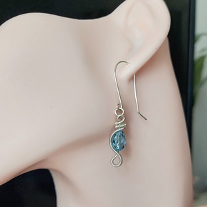 Ezüstözött drót fülbevaló swarovski kristállyal - Meska.hu