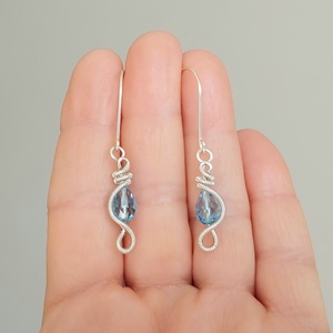 Ezüstözött drót fülbevaló swarovski kristállyal - ékszer - fülbevaló - lógó fülbevaló - Meska.hu