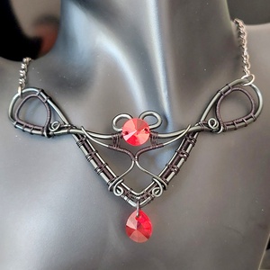Gótikus stílusú fekete nyakék piros swarovski kristályokkal - ékszer - nyaklánc - statement nyaklánc - Meska.hu