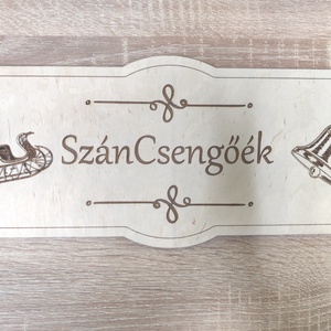 Egyedi neves fa ajtódísz – Névre szóló gravírozott családi névtábla, szójátékos bejárati ajtó dekoráció (35 cm), Otthon & Életmód, Dekoráció, Ajtó- és ablak dekoráció, Ajtódísz & Kopogtató, Famegmunkálás, Mindenmás, Szeretnétek egy igazán egyedi, rátok jellemző névtáblát a bejárati ajtóra? Vagy a tökéletes esküvői..., MESKA