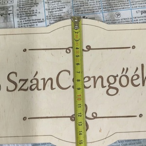 Egyedi neves fa ajtódísz � Névre szóló gravírozott családi névtábla, szójátékos bejárati ajtó dekoráció (35 cm) - otthon & életmód - dekoráció - ajtó- és ablak dekoráció - ajtódísz & kopogtató - Meska.hu