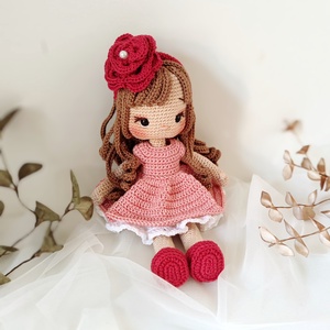 Horgolt baba rózsás hajpánttal - játék & sport - baba & babaház - öltöztethető baba - Meska.hu