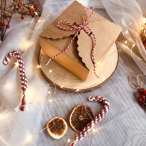 Makramé Candy cane karácsonyfadísz - karácsony - karácsonyi lakásdekoráció - karácsonyfadíszek - Meska.hu