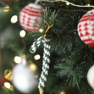 Makramé Candy cane karácsonyfadísz - karácsony - karácsonyi lakásdekoráció - karácsonyfadíszek - Meska.hu