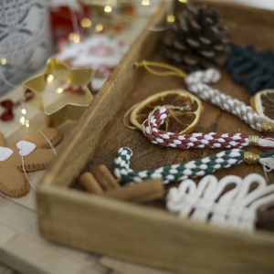 Makramé Candy cane karácsonyfadísz - karácsony - karácsonyi lakásdekoráció - karácsonyfadíszek - Meska.hu