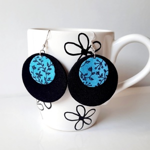 Fekete kék virágos textilfülbevaló - ékszer - fülbevaló - lógós kerek fülbevaló - Meska.hu