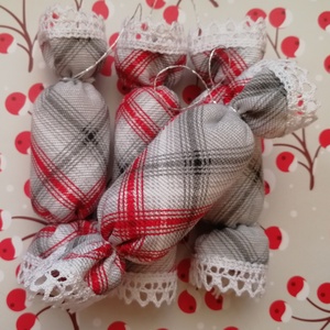 Textil szaloncukor - szürke-piros - karácsony - karácsonyi lakásdekoráció - karácsonyfadíszek - Meska.hu