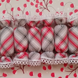 Textil szaloncukor - szürke-piros, Karácsony, Karácsonyi lakásdekoráció, Karácsonyfadíszek, Varrás, MESKA