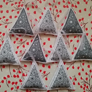 Karácsonyfadísz  szürke-fehér , Karácsony, Karácsonyi lakásdekoráció, Karácsonyfadíszek, Varrás, MESKA