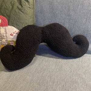 Kackiás bajusz - bajusz formájú puha párna - otthon & életmód - lakástextil - párna & párnahuzat - díszpárna (belsővel együtt) - Meska.hu