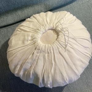 Vintage hímzett romantikus fehér-bézs díszpárna - otthon & életmód - lakástextil - párna & párnahuzat - díszpárna (belsővel együtt) - Meska.hu