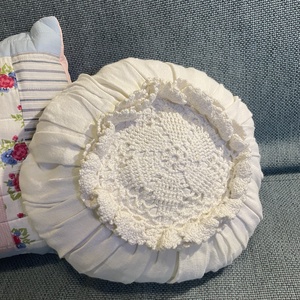 Vintage csipkés romantikus fehér díszpárna, Otthon & Életmód, Lakástextil, Párna & Párnahuzat, Díszpárna (belsővel együtt), Varrás, Patchwork, foltvarrás, MESKA