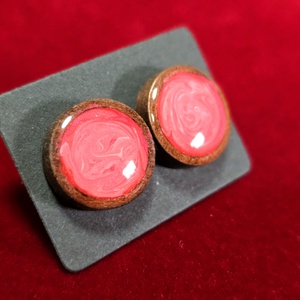 Piros márvány mintás fa cabochon fülbevaló � 10 mmEz a különleges, kézzel készült fülbevaló a természetes fa és a fényes - ékszer - fülbevaló - pötty fülbevaló - Meska.hu