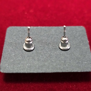 Piros márvány mintás fa cabochon fülbevaló � 10 mmEz a különleges, kézzel készült fülbevaló a természetes fa és a fényes - ékszer - fülbevaló - pötty fülbevaló - Meska.hu