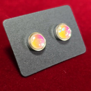 Pasztell színjátszós pötty fülbevaló � 8 mm - ékszer - fülbevaló - pötty fülbevaló - Meska.hu