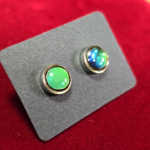 Smaragdzöld fényű,színjátszó pötty fülbevaló � 8 mm - ékszer - fülbevaló - pötty fülbevaló - Meska.hu