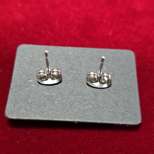 Smaragdzöld fényű,színjátszó pötty fülbevaló � 8 mm - ékszer - fülbevaló - pötty fülbevaló - Meska.hu