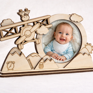 Repülős, zsiráfos baba fotótartó � egyedi, lézervágott fa képkeret, Otthon & Életmód, Dekoráció, Dísztárgy, Famegmunkálás, MESKA