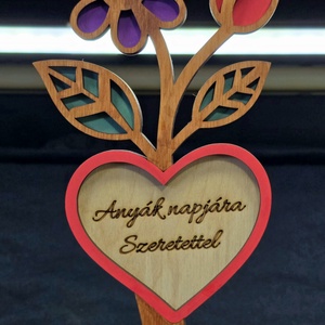 Egyedi fa virágok � Anyák napi ajándék, gravírozott szívvel - Meska.hu