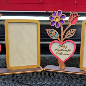 Egyedi fa virágos képkeret � Anyák napi ajándék, gravírozott szívvel - otthon & életmód - dekoráció - asztal és polc dekoráció - asztaldísz - Meska.hu