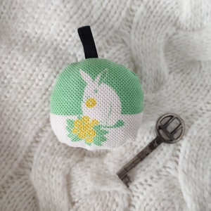Textil kulcstartó  Kankalin-faló nyuszi - táska & tok - kulcstartó & táskadísz - kulcstartó - Meska.hu
