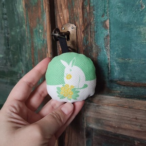 Textil kulcstartó  Kankalin-faló nyuszi - táska & tok - kulcstartó & táskadísz - kulcstartó - Meska.hu