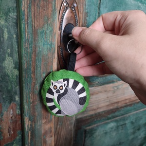 Textil kulcstartó  Gyűrűsfarkú maki - Meska.hu