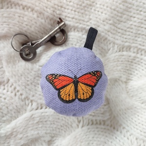 Textil kulcstartó  Pilli  Pompás királylepke - táska & tok - kulcstartó & táskadísz - kulcstartó - Meska.hu
