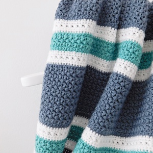 Csíkos horgolt nagyméretű babatakaró, szürke-fehér-türkiz kisfiú takaró - otthon & életmód - babaszoba, gyerekszoba - Meska.hu