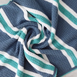 Csíkos horgolt nagyméretű babatakaró, szürke-fehér-türkiz kisfiú takaró - otthon & életmód - babaszoba, gyerekszoba - Meska.hu