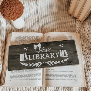 Saját névre szóló fatábla könyvmolyoknak, Művészet, Grafika & Illusztráció, Egyéb rajzok, Fotó, grafika, rajz, illusztráció, Famegmunkálás, MESKA