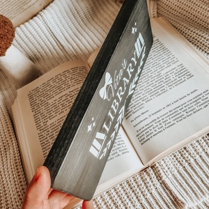 Saját névre szóló fatábla könyvmolyoknak - művészet - grafika & illusztráció - egyéb rajzok - Meska.hu