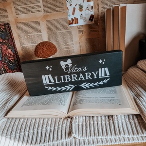 Saját névre szóló fatábla könyvmolyoknak - művészet - grafika & illusztráció - egyéb rajzok - Meska.hu