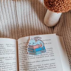 Cuki sárkányos mágneses könyvjelző könyvmolyoknak - művészet - grafika & illusztráció - egyéb rajzok - Meska.hu