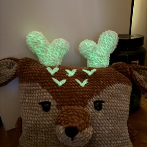 Horgolt rénszarvas párna világító szarvakkal - karácsony - karácsonyi lakásdekoráció - karácsonyi manók, figurák - Meska.hu